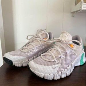 SOLD  Womens Nike Metcon Size 6 Sneakers